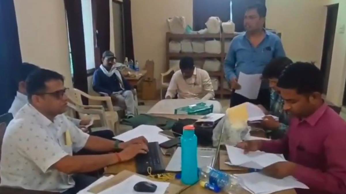 सागर में पेड़ कटाई की अनुमति देने के एवज में 50 हजार रुपये की रिश्वत लेते रेंजर और लिपिक गिरफ्तार