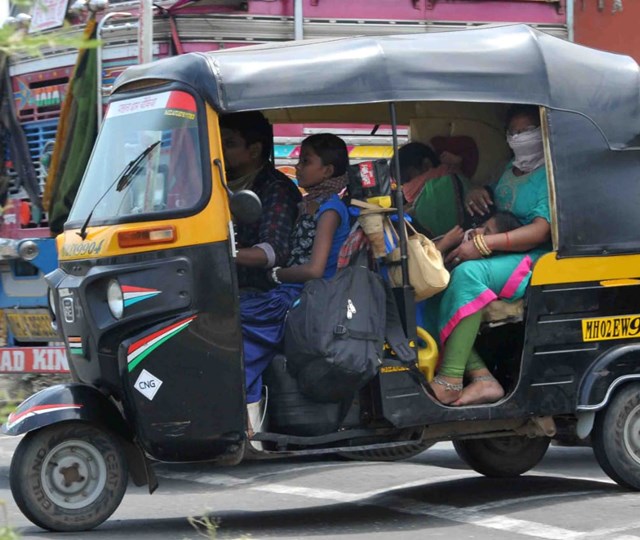 ऑटो रिक्शा से चले घर को