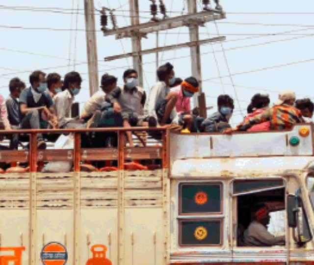 गैस की टंकियों के ऊपर ही बैठ गए