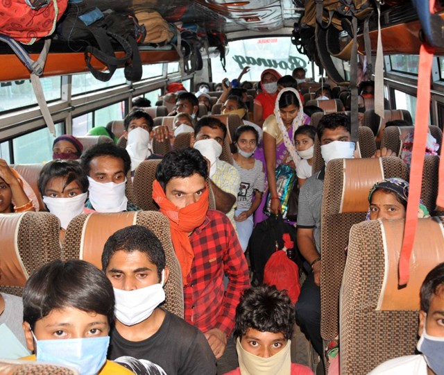 बस में नहीं रखा शारीरिक दूरी का ध्यान