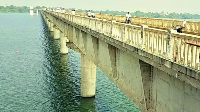 बड़वानी में नर्मदा नदी पर डेढ़ किमी लंबे पुल पर सुरक्षा इंतजाम के नाम पर सिर्फ लाइफ सपोर्ट रिंग, एक माह में बची तीन जान