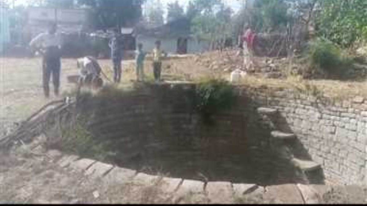 धार में मोबाइल देखते हुए रात्रिकालीन क्रिकेट टूर्नामेंट देखने जा रहा था, 60 फीट गहरे कुएं में गिरा; बाल-बाल बचा