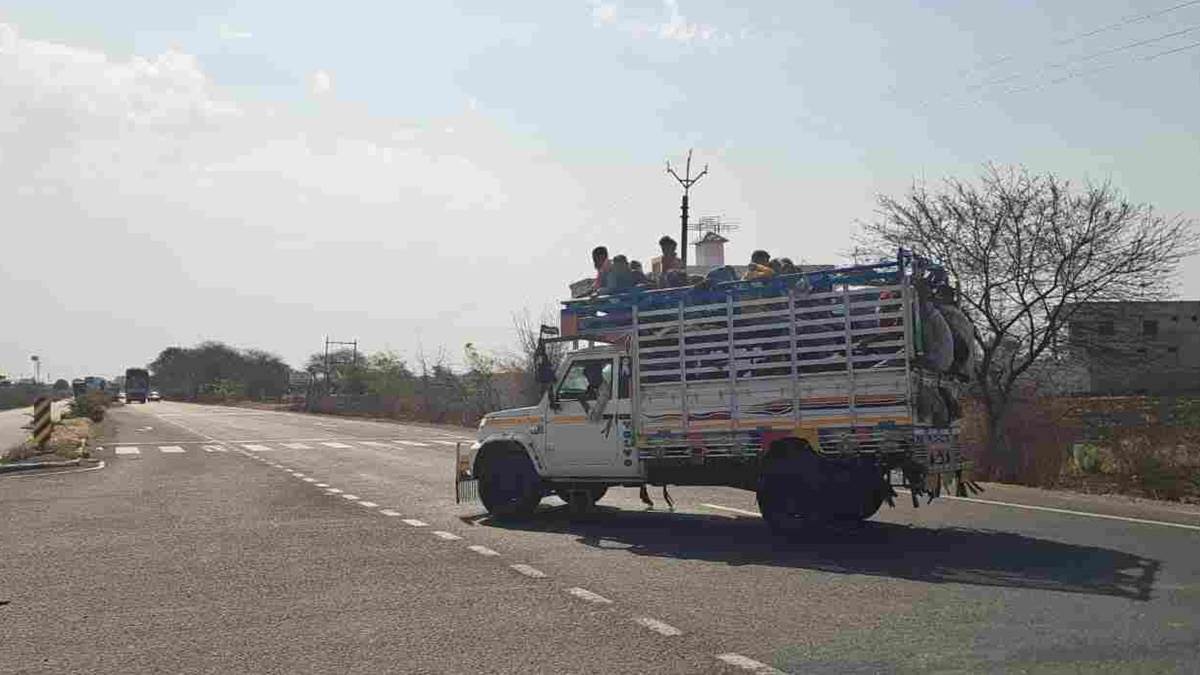 धार के चिकलिया में हुए हादसे के बाद भी नहीं अलर्ट हुआ प्रशासन, फिर एक ओवरलोड पिकअप पलटने से 15 घायल