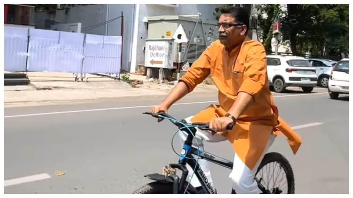 प्रधानमंत्री नरेन्‍द्र मोदी के कहने पर जबलपुर में साइकिल लेकर सांसद निकले, अचानक देख राहगीरों में उत्सुकता