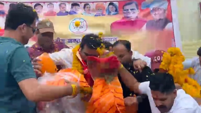 देवास में किसान मोर्चा जिलाध्यक्ष के स्वागत के लिए बनाया मंच टूटा