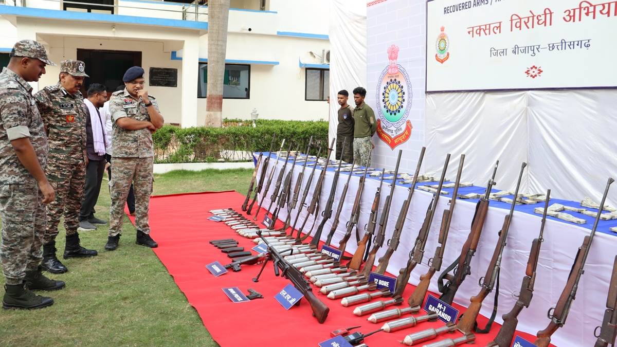 बीजापुर में माओवादियों के ठिकानों से भारी मात्रा में कैश एवं हथियार, गोला-बारूद, विस्फोटक बरामद