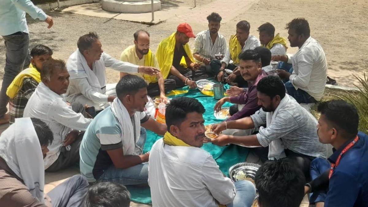 लगाया आरोप- पुलिस ने कम बताई जब्त शराब, रतलाम में समर्थकों के साथ थाने में धरने पर बैठे विधायक