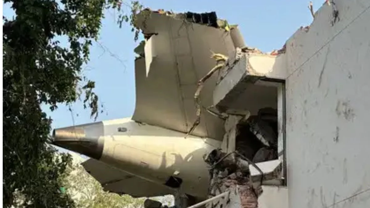 Ahmedabad Plane Crash: हादसे वाली जगह से AI-171 का ब्लैक बॉक्स बरामद, अब खुलेगा राज