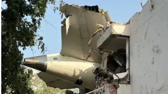 Ahmedabad Plane Crash: हादसे वाली जगह से AI-171 का ब्लैक बॉक्स बरामद, अब खुलेगा राज