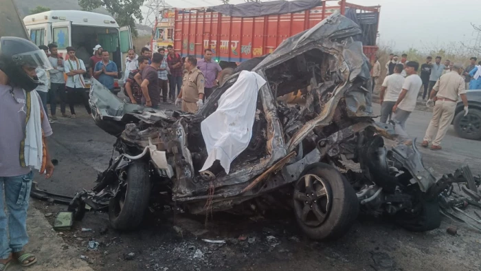 जबलपुर- बरेला में शारदा मंदिर के पास सड़क हादसा, कार सवार दो लोगों की जलने से मौत