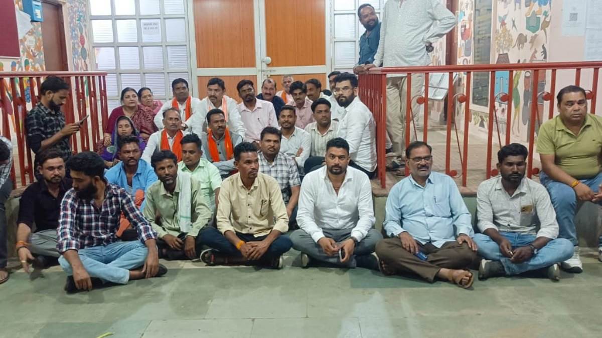 डिंडौरी में शिलापट्ट से भाजपा नेताओं के नाम गायब, कलेक्ट्रेट गेट पर आधी रात धरने पर बैठे विधायक और जिलाध्यक्ष