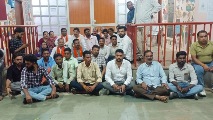 डिंडौरी में शिलापट्ट से भाजपा नेताओं के नाम गायब, कलेक्ट्रेट गेट पर आधी रात धरने पर बैठे विधायक और जिलाध्यक्ष