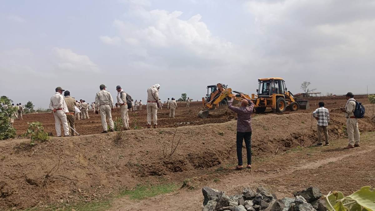 देवास जिले में अतिक्रमण हटाने गई वन विभाग की टीम को 100 से ज्यादा लोगों ने घेरकर किया पथराव, वाहनों में तोड़फोड़