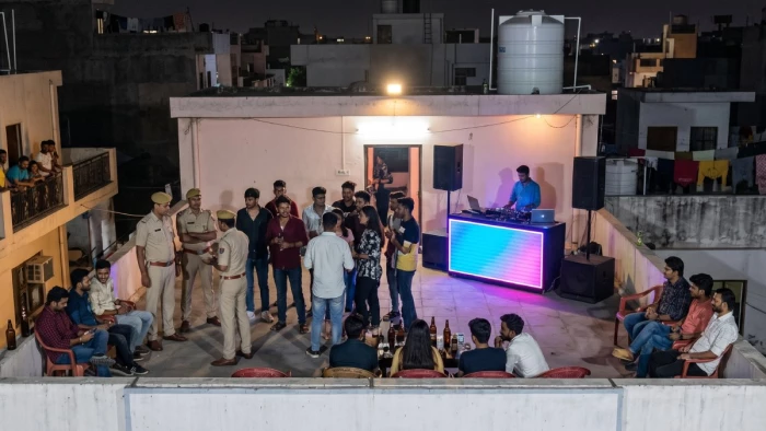 इंदौर के हॉस्टल में शराब पार्टी पर छापा, पुलिस से भिड़े 5 युवक हिरासत में, इनामी तस्कर भी गिरफ्तार