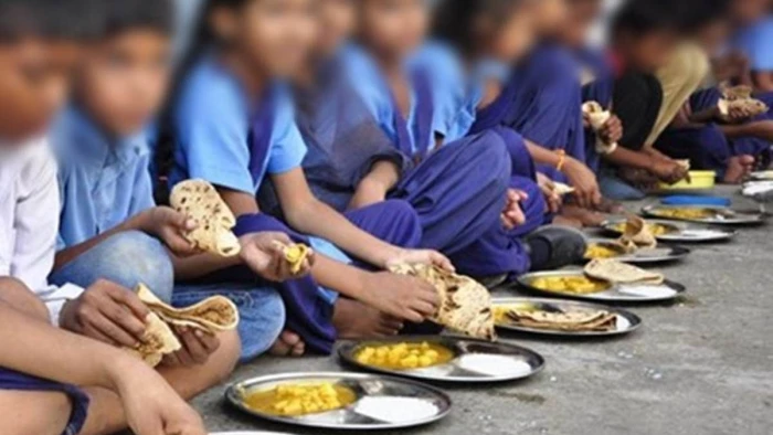 परोसने से 30 मिनट पहले चखना होगा मिड-डे मील, स्कूलों में बच्चों के भोजन को लेकर नए नियम लागू, लापरवाही पर मिलेगी कड़ी सजा