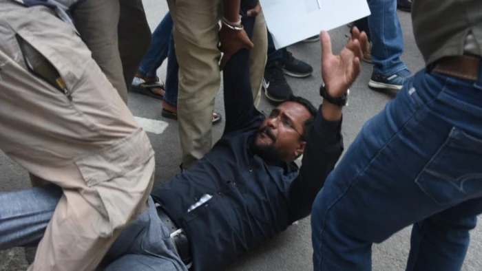 भोपाल में धर्मेंद्र प्रधान के दौरे पर बवाल, NEET पेपर लीक के विरोध में पुलिस से भिड़े NSUI कार्यकर्ता, कई हिरासत में