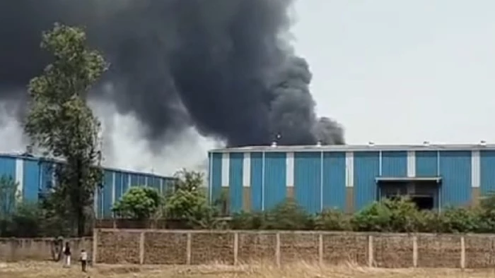 धुएं के गुबार से घिरा रायपुर का उरला औद्योगिक क्षेत्र, टायर से डामर बनाने  वाली फैक्ट्री में आग, कई कर्मचारियों के फंसे होने की आशंका