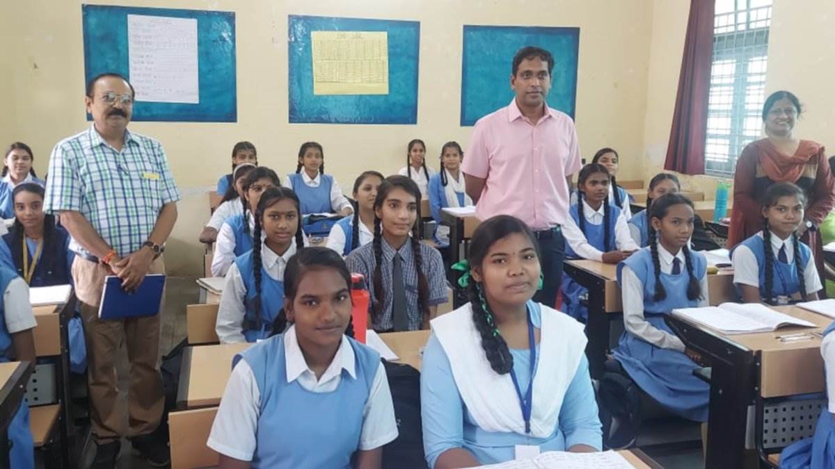 Bpl Robiul Student Bhopal News: छात्राएं बोलीं- हमारा सपना आइपीएस बनना, कलेक्टर ने कहा ...