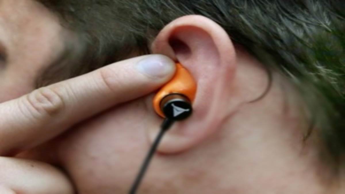 Health tips गलत आदतों से कम उम्र में सुनने की क्षमता हो रही कम, रहें