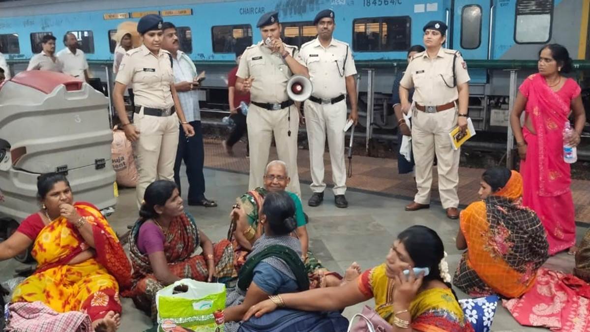 Railway News: चेन पुलिंग पर अंकुश लगाने विशेष अभियान, ताकि समय पर चलें ट्रेनें, 1569 यात्रियों पर अपराध दर्ज - Special campaign to curb chain pulling so that trains run on time