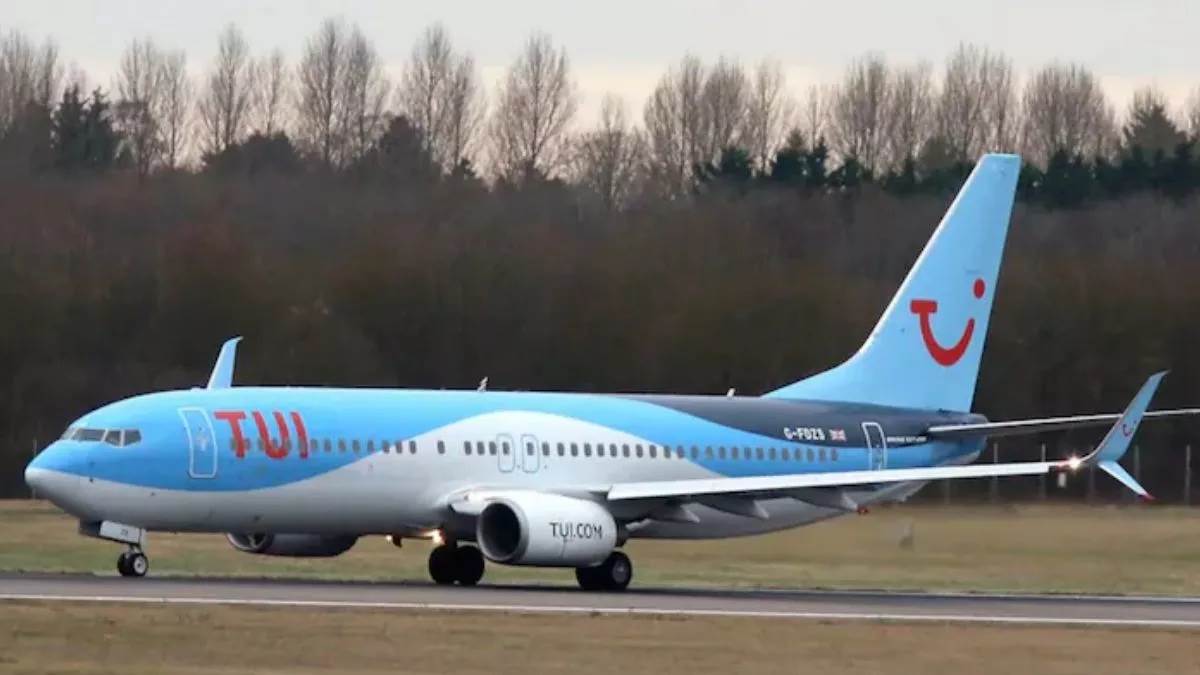 Flight News: फ्लाइट के बाथरूम में ऐसी हालत में पकड़े गए कपल, मच गई खलबली… 17 घंटे रोकनी पड़ी फ्लाइट