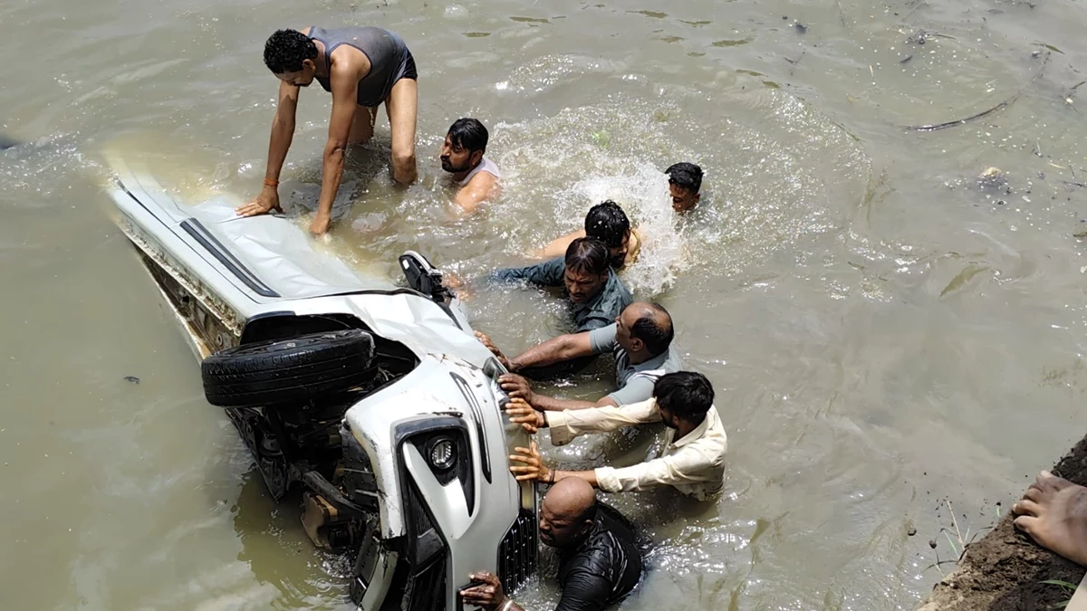 इंदौर-बैतूल हाईवे पर कालीसिंध नदी में गिरी कार, दो की मौत... दो घायलों को इंदौर किया रेफर