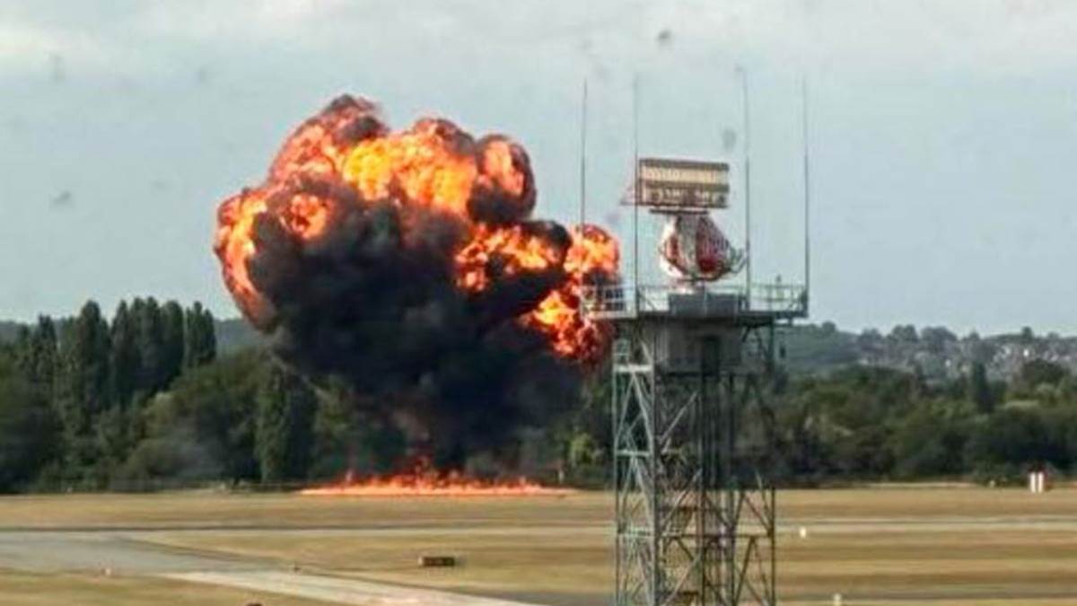 Southend Airport Plane Crash: साउथएंड हवाई अड्डे पर उड़ान भरने के बाद विमान क्रैश, देखते ही देखते बन गया आग का गोला