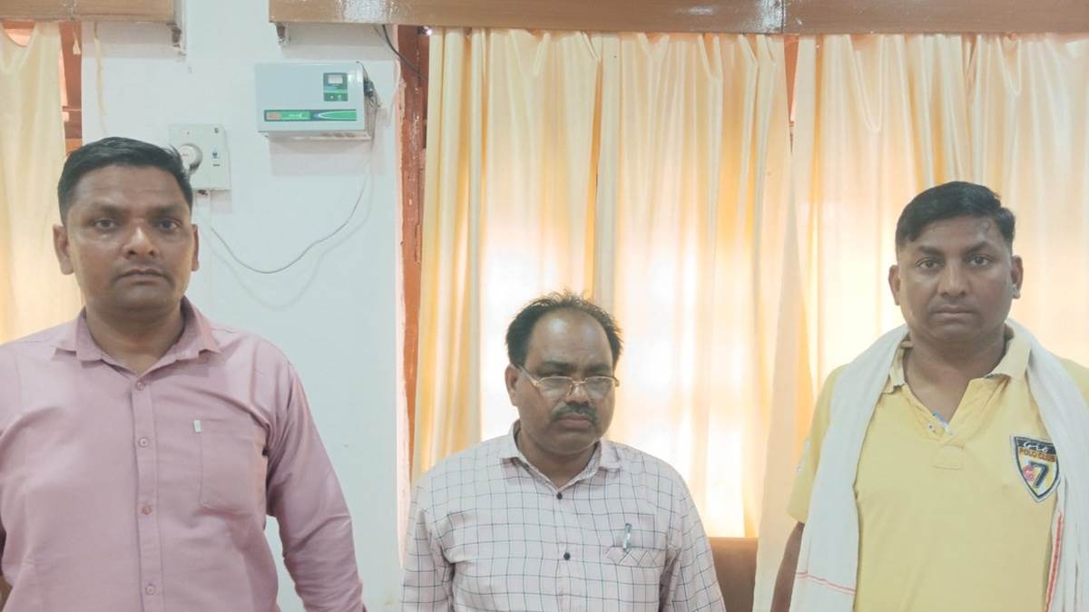 सीधी में जिला लोक अभियोजन अधिकारी को लोकायुक्त ने दस हजार रुपये रिश्वत लेते रंगे हाथ पकड़ा