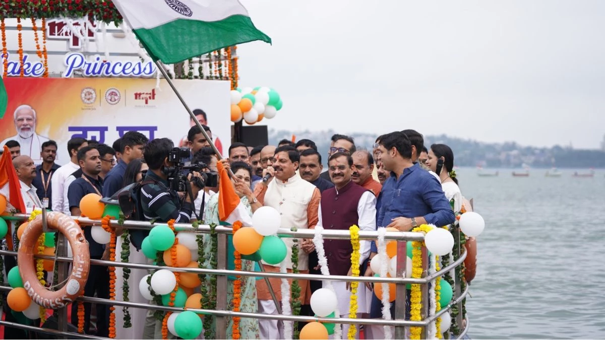 भोपाल के बड़े तालाब में स्पोर्ट्स बोट से हुई तिरंगा परेड, CM मोहन यादव ने किया वॉटर स्पोर्ट्स खिलाड़ियों का उत्साहवर्धन