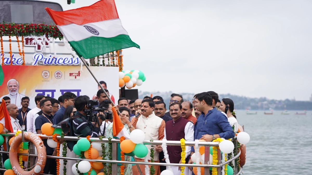भोपाल की बड़ी झील पर सीएम मोहन यादव ने लहराया तिरंगा, नौकाओं से निकली तिरंगा यात्रा