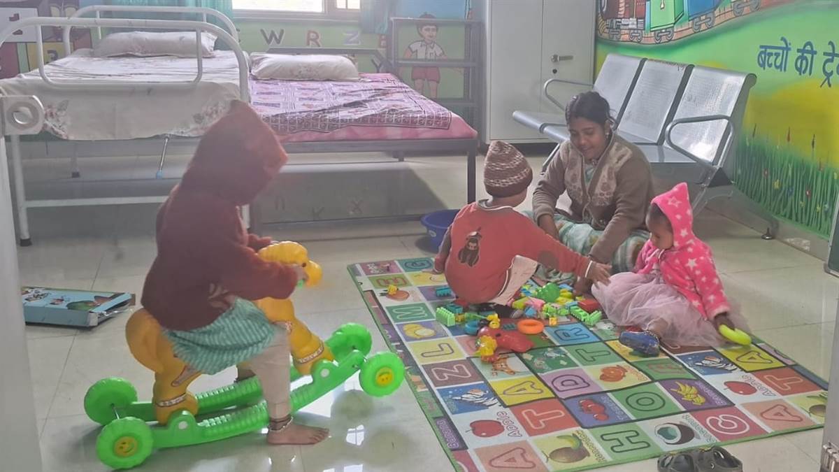 आंचल में दूध, कंधों पर जिम्मेदारी, पालना योजना की सुस्त रफ्तार से कामकाजी महिलाएं समस्याएं में
