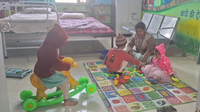 आंचल में दूध, कंधों पर जिम्मेदारी, पालना योजना की सुस्त रफ्तार से कामकाजी महिलाएं समस्याएं में