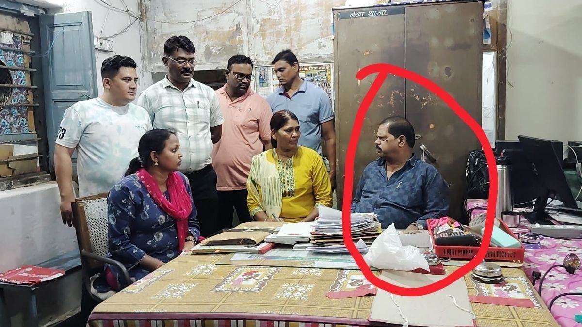 मंडला में जीपीएफ की राशि निकलवाने के बदले मांगी 10 हजार रुपये रिश्वत, 5 हजार रुपये लेते बाबू गिरफ्तार