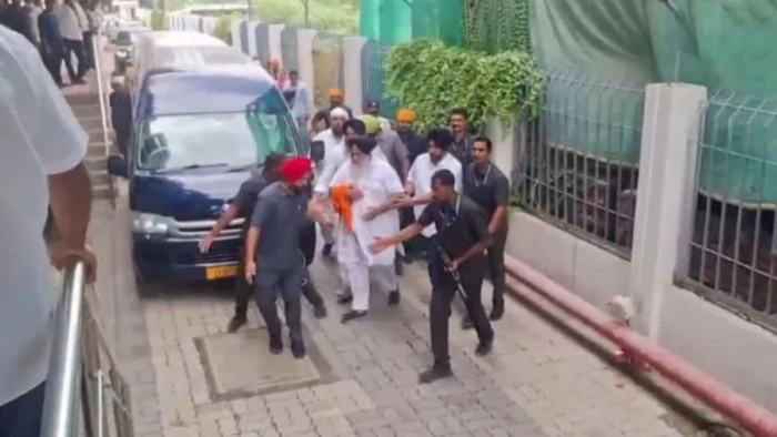 महाराष्ट्र के नांदेड़ में पंजाब के पूर्व डिप्टी CM सुखबीर सिंह बादल पर जानलेवा हमला, निहंग ने कृपाण से किया अटैक, अस्पताल में भर्ती