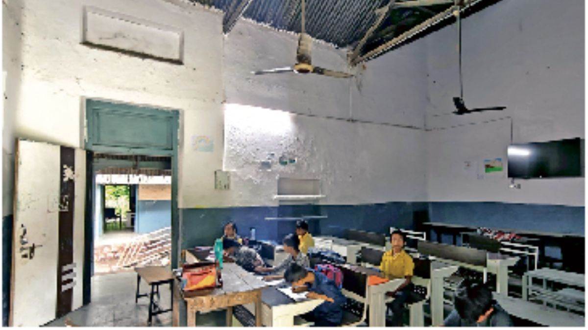 इंदौर में आठ साल में भी नहीं बन सका स्कूल, जान हथेली पर लेकर जर्जर भवन में पढ़ने को मजबूर बच्चे