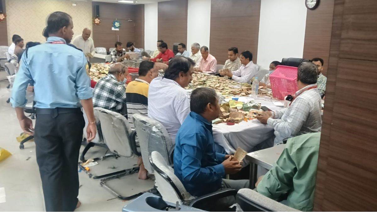 भगवान खजराना गणेश के दान पात्र से निकले एक करोड 9 लाख रुपये, अब तक 37 पेटियां खोली गईं, सोने की चेन और चूड़िया भी भक्तों ने की अर्पित