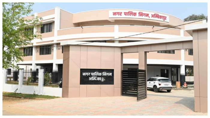 अंबिकापुर में सफाई पर जंग, नगर निगम पर ₹ 2 करोड़ 80 लाख बकाया, ठेकेदारों के बिल से काटे ₹ 20.57 लाख