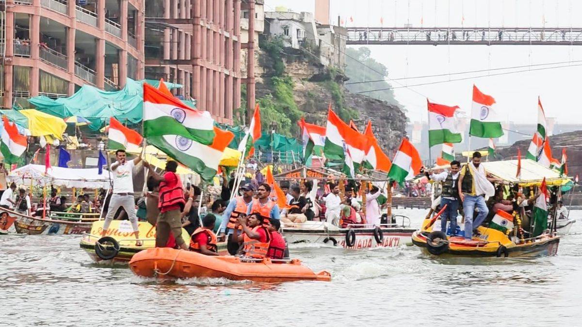 ओंकारेश्वर में मां नर्मदा के आंचल में हिलोरे भरती 151 नौकाओं से निकली भव्य तिरंगा यात्रा, गूंजा भारत माता का जयघोष