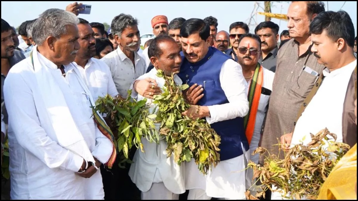 'चिंता मत करो, सरकार साथ है...', सीएम मोहन यादव ने किसानों को लगाया गले, खराब हुई फसलों का लिया जायजा