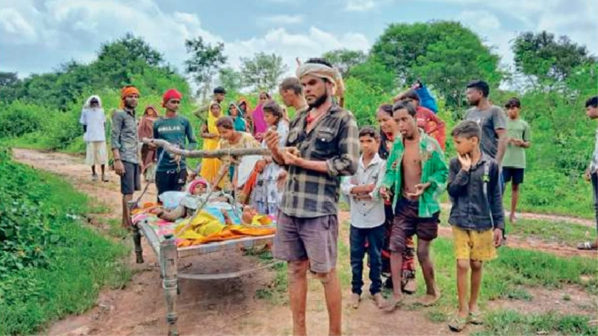 जबलपुर के सिद्धपुरी गांव नहीं थी सड़क, मजबूरी में दो किमी तक गर्भवती को चारपाई से ले गए परिवार वाले