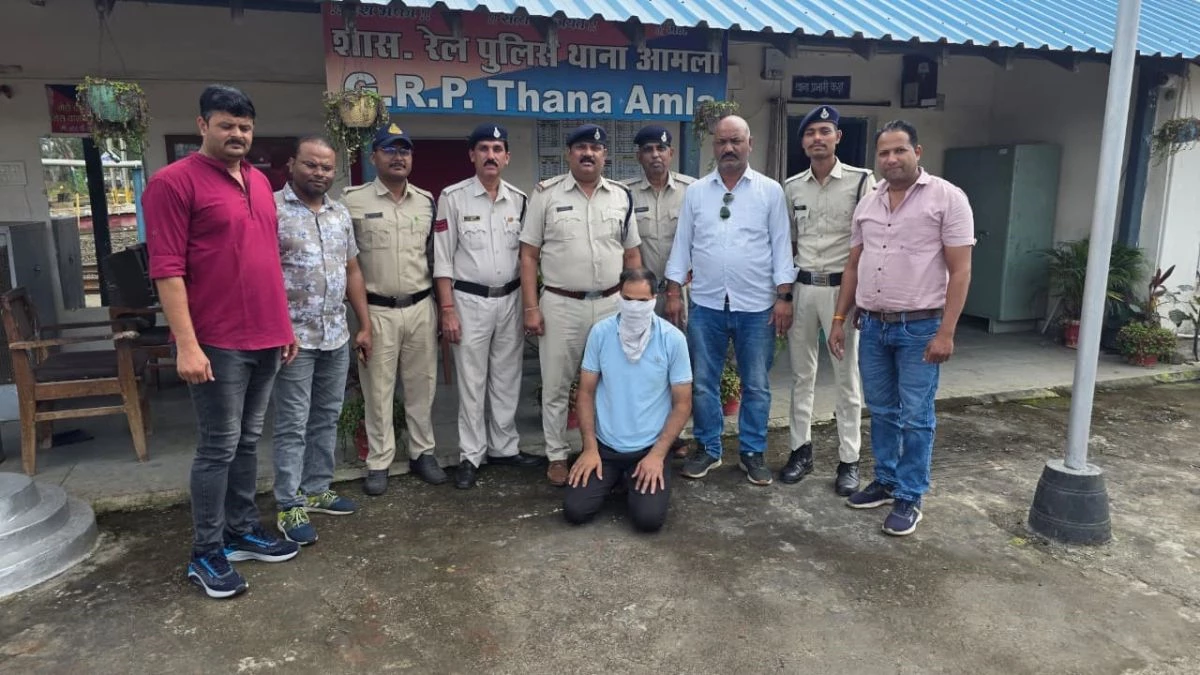 आमला पुलिस को बड़ी कामयाबी, ट्रेनों में चोरी करने वाला शातिर बदमाश गिरफ्तार, 8.35 लाख का सामान बरामद