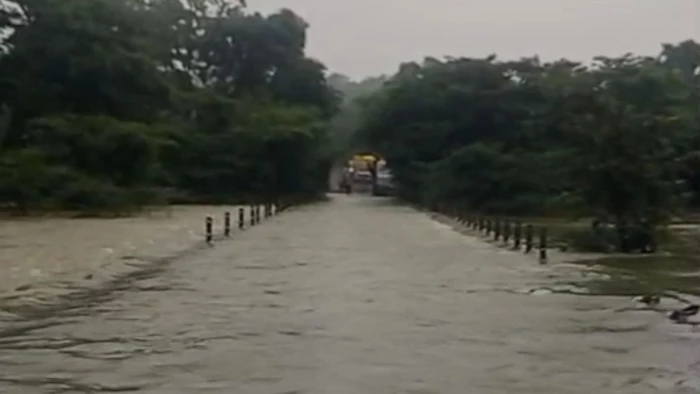 गंगरेल बांध के नौ गेट खुलने से महानदी का जलस्तर बढ़ा, तटवर्ती इलाकों में मुनादी कराई, जिला प्रशासन अलर्ट