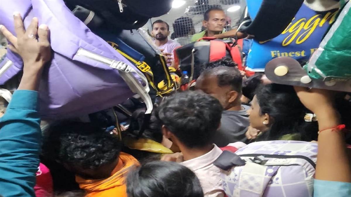 त्योहारी सीजन में 10 लोकल ट्रेनें रद, रायपुर में खड़े-खड़े, लटककर और झूलते हुए सफर कर रहे यात्री