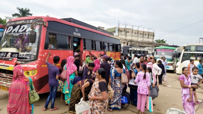 लोकल ट्रेनें रद, बसें पैक, तीजा पर छत्तीसगढ़ में महिला यात्रियों को हुई समस्या, रेलवे पर अनदेखी का आरोप