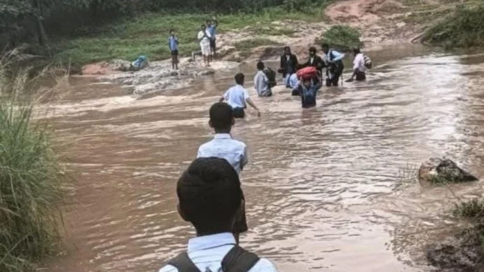 बीजापुर में जान जोखिम में डालकर स्कूल जा रहे बच्चे, उफनती नदी और नाला पार करने को मजबूर मासूम