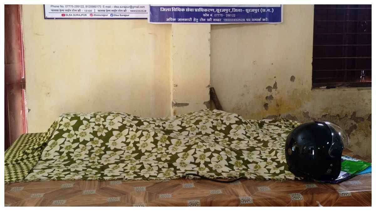 दीवारों पर सुनहरा इतिहास और सिर पर टपकती छत, बिश्रामपुर में पन्नी से फाइलें ढक रहे सिपाही
