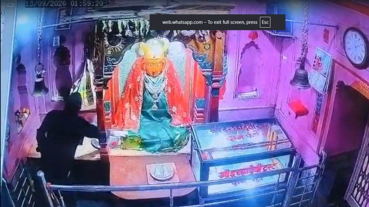 बुरहानपुर में पहले मां के चरणों में झुककर लिया आशीर्वाद, जाते समय मुकुट और छत्र ले गए बदमाश