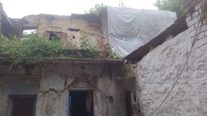 ग्वालियर: दो विभागों में फंसी जर्जर मकानों पर कार्रवाई, नगर निगम के नोटिस के बाद हटाए गए दो मकान, 211 भवन चिह्नित