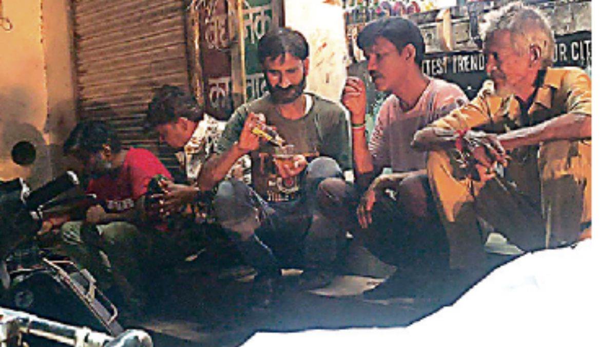 ग्वालियर की सड़कों पर छलक रही है शराब...सरकार ने 'अड्डे' किए बंद, लोगों ने सड़क और सीढ़ियों को बनाया बार