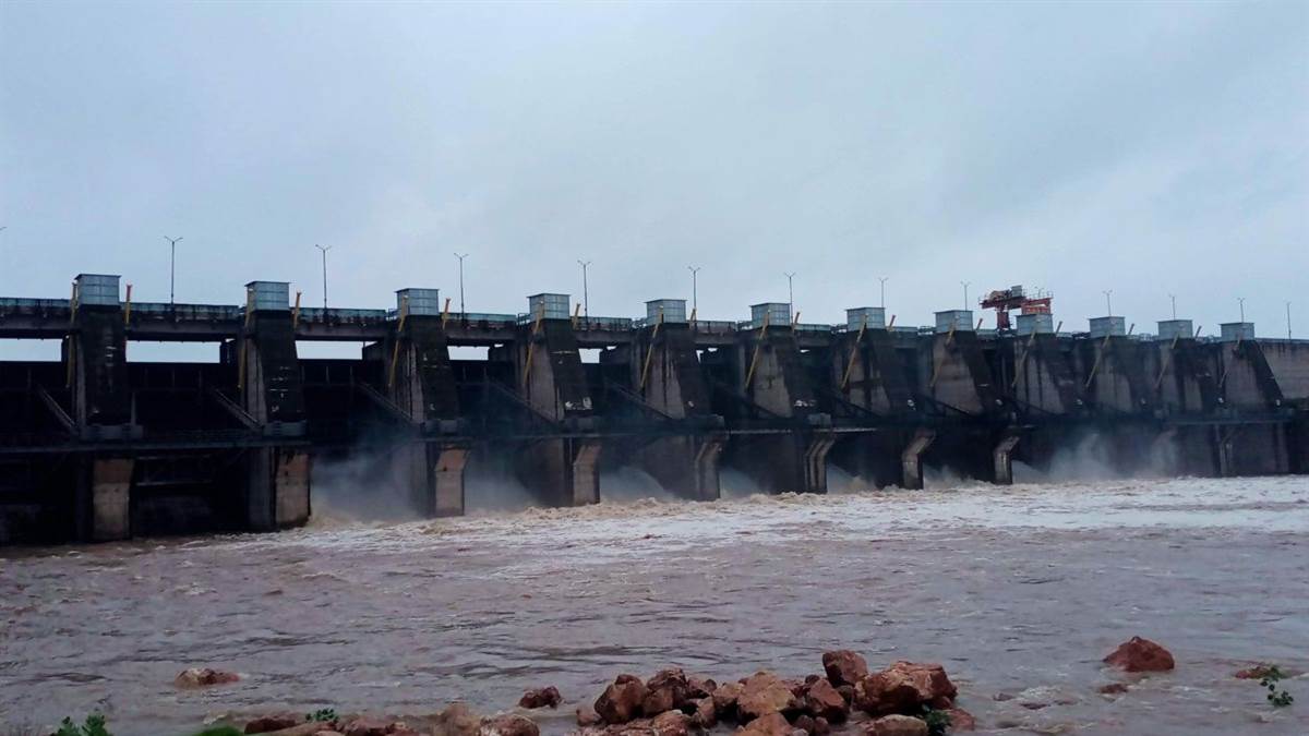टीकमगढ़ में बान सुजारा बांध के खुले 4 गेट, निचले इलाकों में अलर्ट